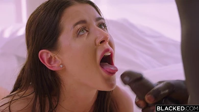 Огромный негр всунул свой чёрный хуй в милую голубоглазую девушку