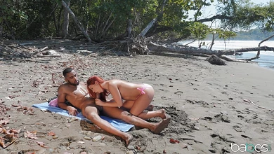 Рыжая поблядушка приманила самца и трахнулась с ним прямо на пляже