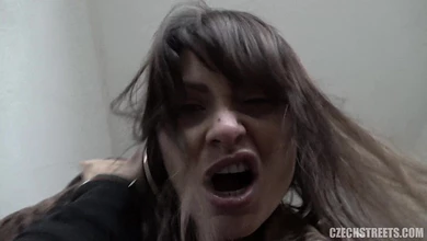 Чувак выебал без гандона двух грязных цыганок - мамашу и дочку