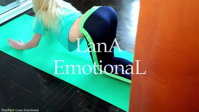 Парень присунул свой хуй тренирующейся девчуле, круто накончав в её жопу