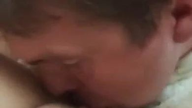 Леша пиздолиз лижет мои ножки и киску