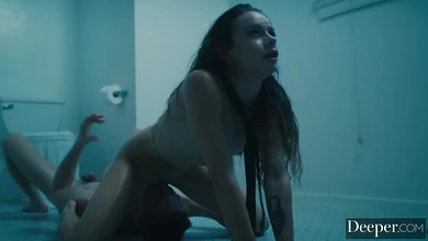 Девка в ванной расплатилась с незнакомцем пиздой за свою бабскую глупость