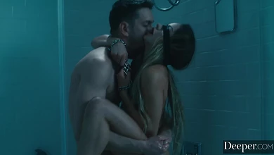 Девка в ванной расплатилась с незнакомцем пиздой за свою бабскую глупость