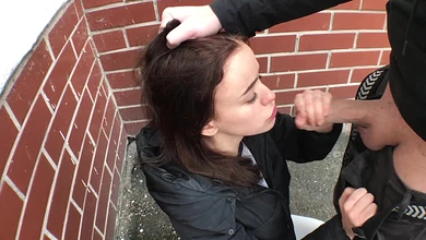 Парочка комплиментов - и девка уже согласна отсасывать прямо на улице, под подъездом!