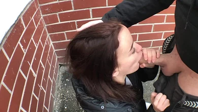 Парочка комплиментов - и девка уже согласна отсасывать прямо на улице, под подъездом!