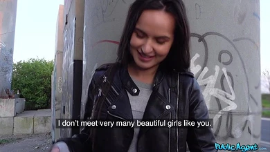 Русская брюнетка поебалась с чешским пикапером за баблишко посреди улицы