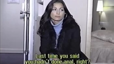 Красивая брюнетка скачет на хую у Вудмана и весело дает в анальчик