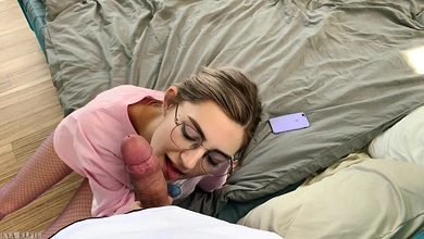 Вместо игры на телефоне очкастая тёлочка поигралась толстым членом приятеля