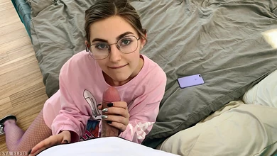 Вместо игры на телефоне очкастая тёлочка поигралась толстым членом приятеля