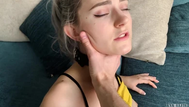 Совсем молодая чикуля отрастила здоровые сиськи и теперь задорно сосёт и ебётся на камеру