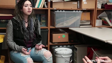 Наивная молодая девка даёт себя трахнуть охраннику, чтобы он не сдал её полицейским