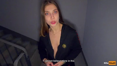 Развратной молоденькой парочке не вопрос поебаться прямо на лестничной клетке