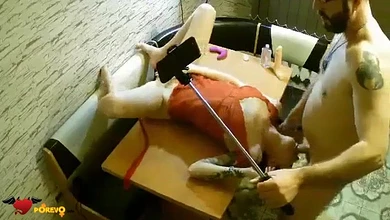 Улыбчивая замужняя баба ебётся с любовником, не забывая снимать всё на видео