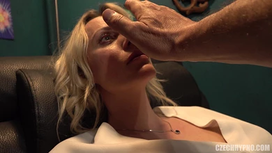 Врач-гипнотизёр нагло сунул кулак в пизду пациентки и трахнул в очко