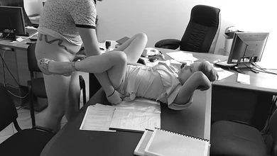 Босс выебал на столе секретаршу и густо обкончал её булки (съёмки на скрытую камеру)