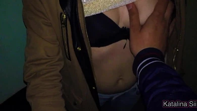 Русская парочка решила согреться при помощи ебли в подъезде